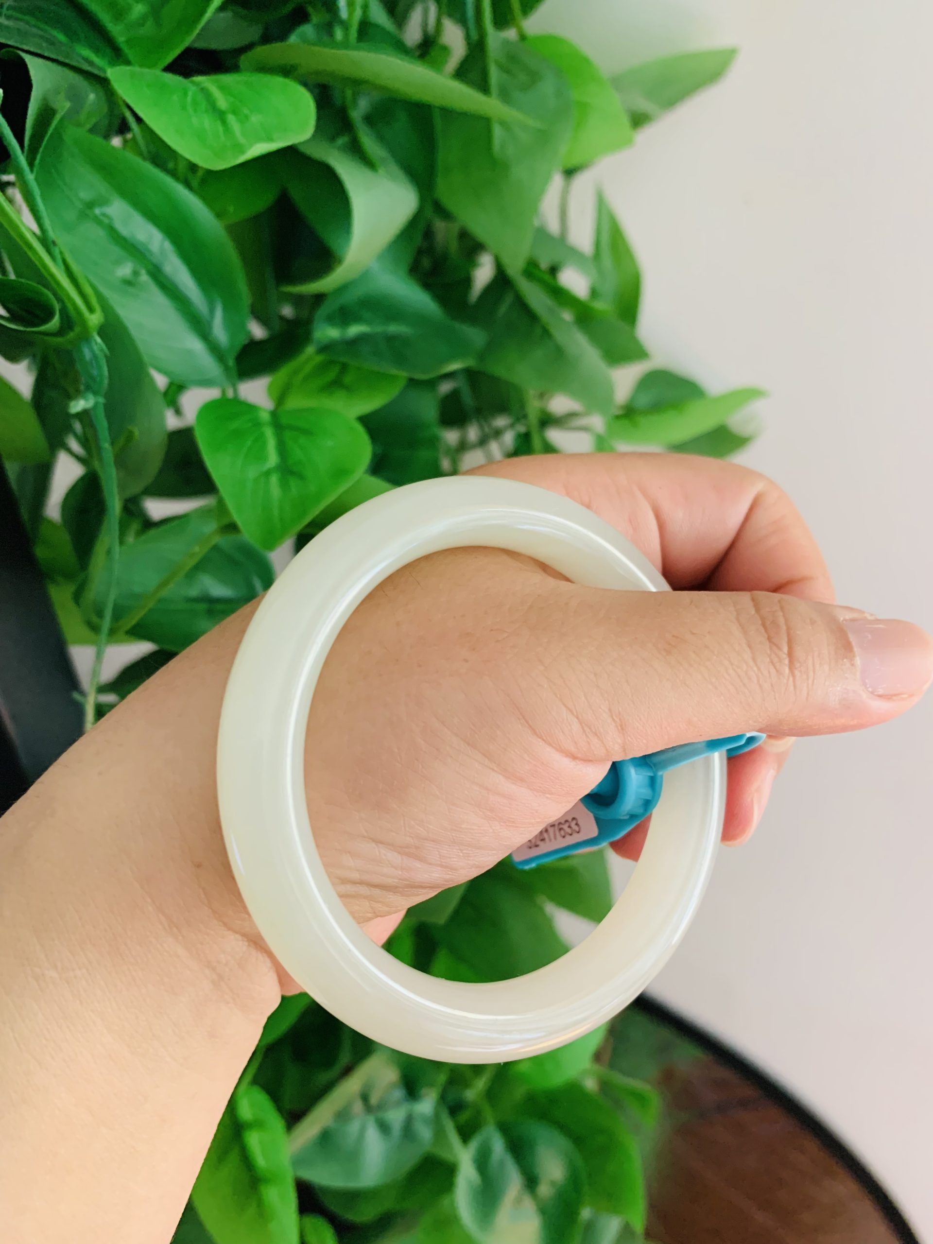 【新货-HB3485】55圈青海料浅晴白色和田玉圆条手镯 Hetian Jade Bangle Size 55 - Image 10