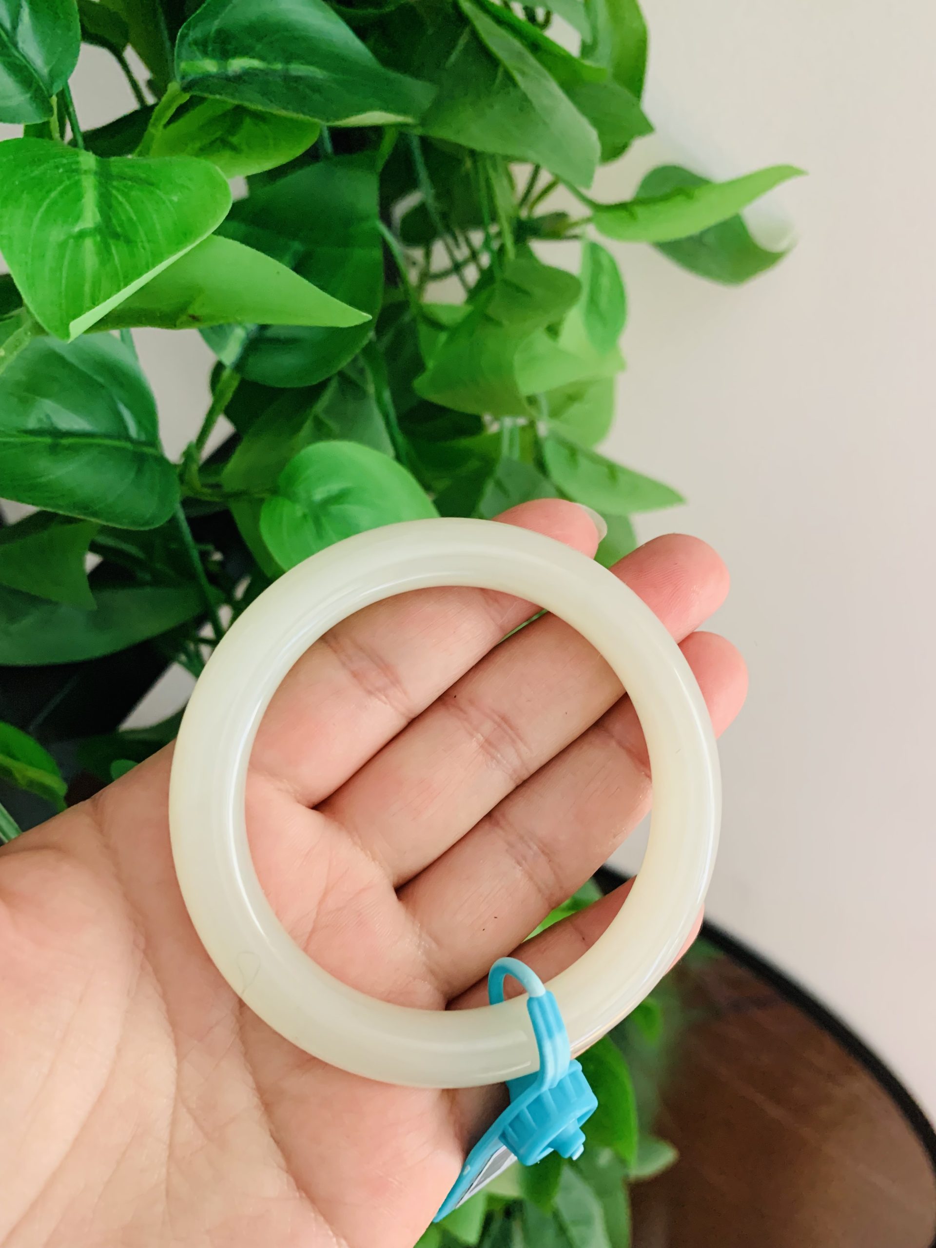 【新货-HB3485】55圈青海料浅晴白色和田玉圆条手镯 Hetian Jade Bangle Size 55 - Image 8