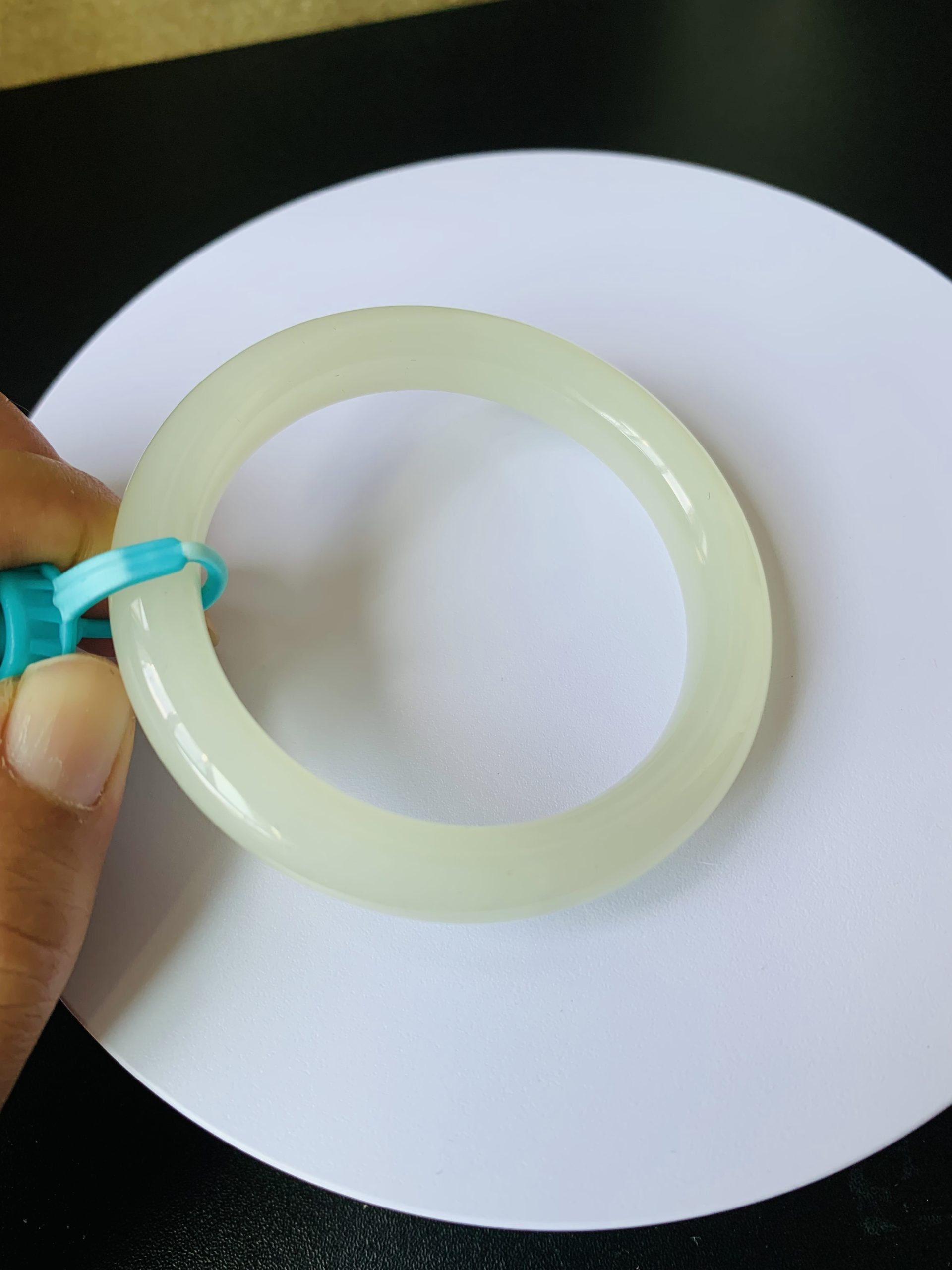 【新货-HB3485】55圈青海料浅晴白色和田玉圆条手镯 Hetian Jade Bangle Size 55 - Image 3